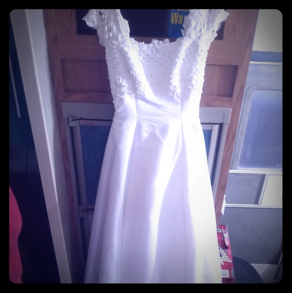 David's Bridal wedding gown with veil - Picture 1 of 11